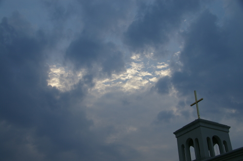 曇り空と十字架.jpg